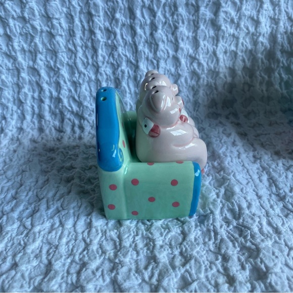New Russ Berrie Salt And Pepper Shaker Pigs on a couch pig decor - Picture 4 of 7